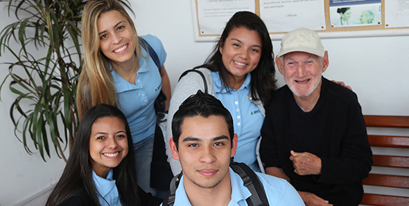 JOVENS APRENDIZES DOAM ALIMENTOS PARA ASILO EM RESENDE