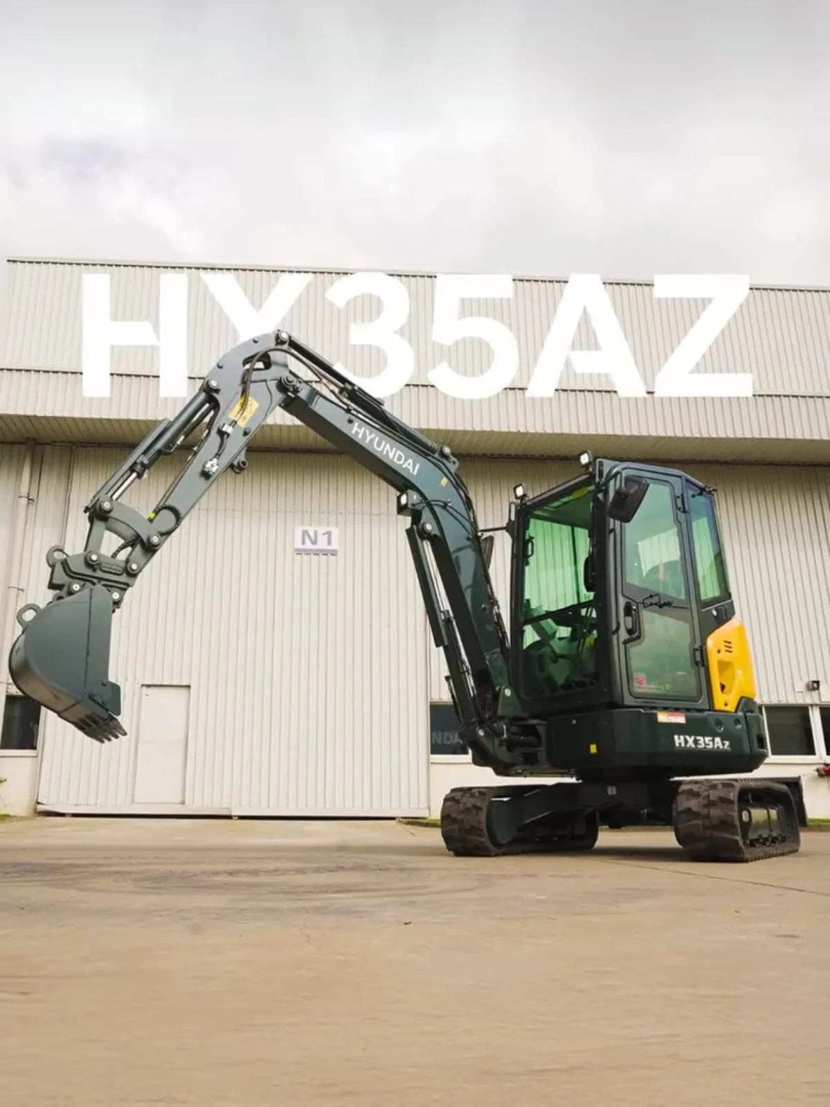 Nossa escavadeira compacta HX35AZ entrega a produtividade e versatilidade que você precisa.
