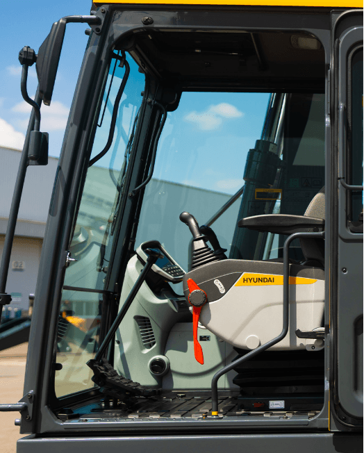 Conheça alguns detalhes da HX150L.  Com o foco no conforto do operador, o assento é equipado com suspensão a ar, reduzindo o impacto e a fadiga durante as longas jornadas de trabalho.