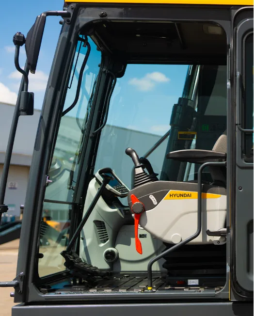 Conheça alguns detalhes da HX150L.  Com o foco no conforto do operador, o assento é equipado com suspensão a ar, reduzindo o impacto e a fadiga durante as longas jornadas de trabalho.